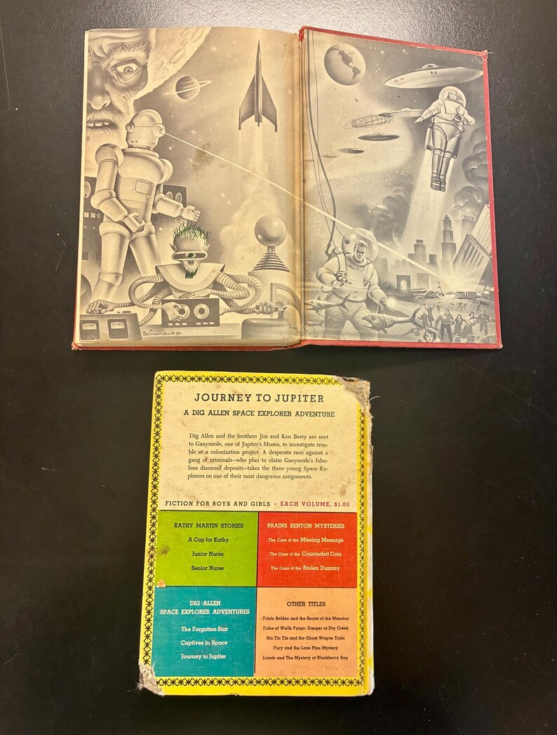 Op de afbeelding: Vintage kinderboek, "Reis naar Jupiter", met retro illustraties van ruimteverkenning. De omslag toont de titel en een lijst met andere titels. Binnenin tonen zwart-wit illustraties robots, astronauten en ruimteschepen.