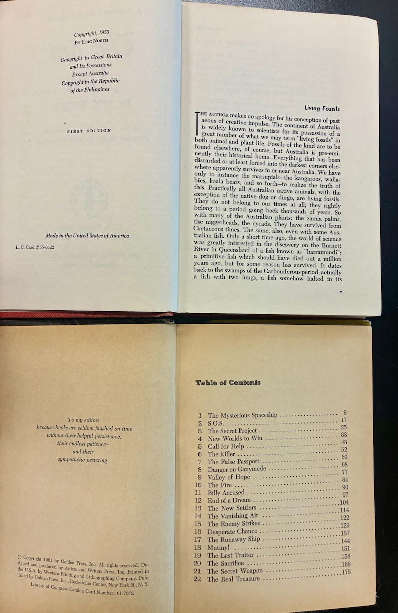 Op de afbeelding: Open boek met tekst, waaronder "Living Fossils" en een "Inhoudsopgave". Het boek is een eerste editie, gedrukt in de VS. De inhoudsopgave bevat hoofdstukken zoals "The Mysterious Spaceship."