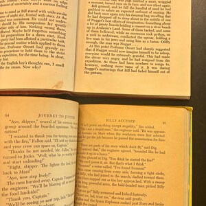 Op de afbeelding: Dubbele pagina's uit een open boek. De linkerkant heeft de titel "Chapter 3 Cry in the Night". De rechterpagina bevat tekst over een woestijn. Het boek is oud en versleten.