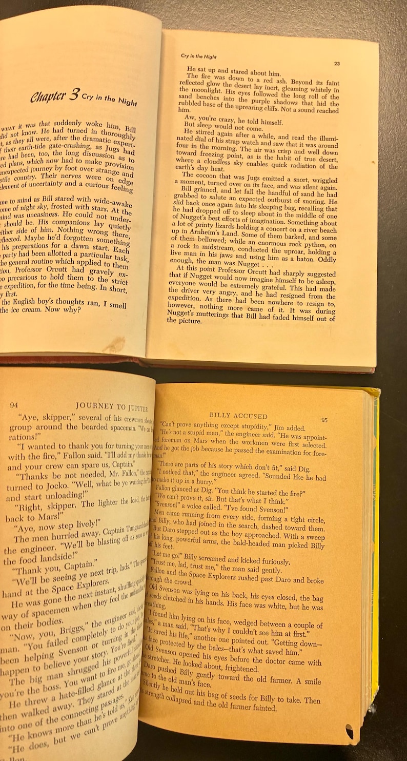 Op de afbeelding: Dubbele pagina's uit een open boek. De linkerkant heeft de titel "Chapter 3 Cry in the Night". De rechterpagina bevat tekst over een woestijn. Het boek is oud en versleten.