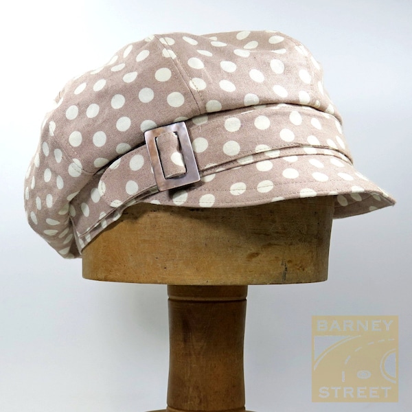 Gorra de estilo newsboy, holgada, de lino color marrón claro con lunares crema, ajustable.