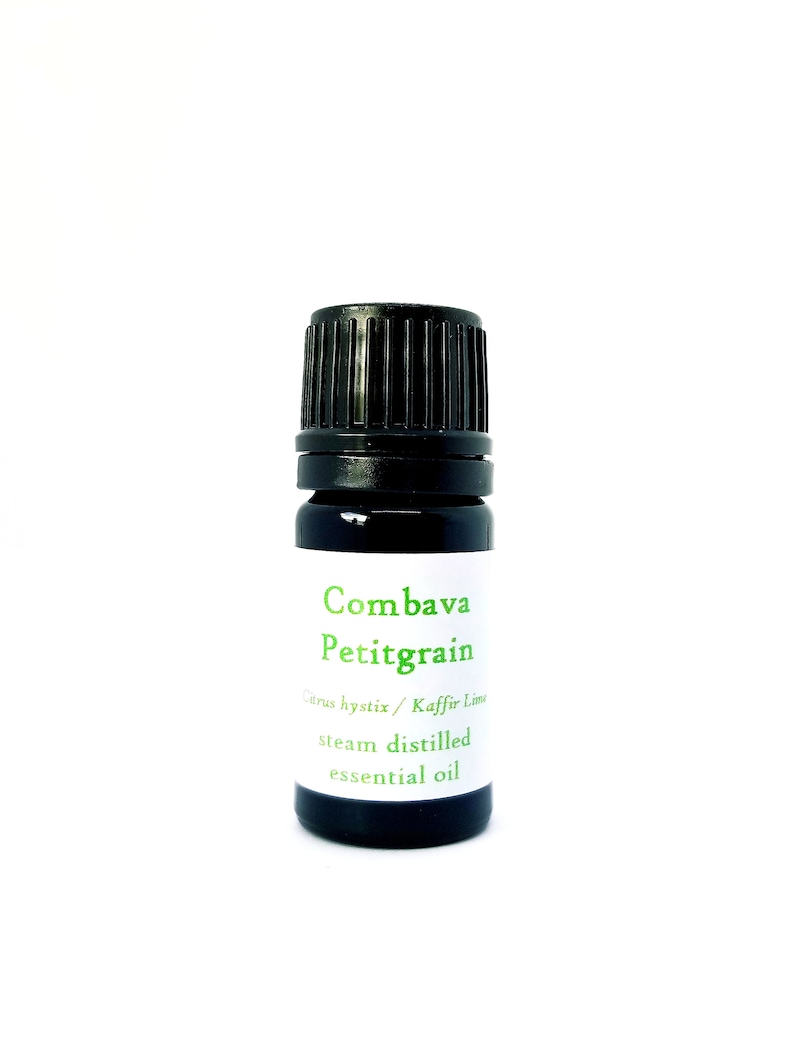 Pu&ograve; includere: Una piccola bottiglia di vetro marrone scuro con un tappo nero. La bottiglia &egrave; etichettata "Combava Petitgrain Citrus hystrix / Kaffir Lime olio essenziale distillato a vapore".