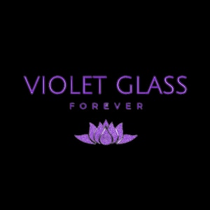 Pode incluir: Um logotipo roxo com o texto "VIOLET GLASS FOREVER" e uma flor de l&oacute;tus roxa com glitter.