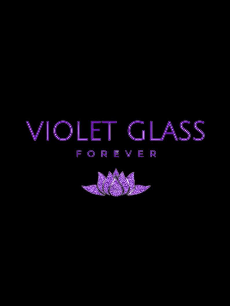 Pode incluir: Um logotipo roxo com o texto "VIOLET GLASS FOREVER" e uma flor de l&oacute;tus roxa com glitter.