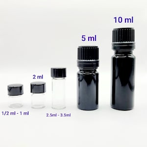Pode incluir: Cinco garrafas de vidro com tampas pretas, variando em tamanho de 1/2 ml a 10 ml. As garrafas est&atilde;o dispostas da menor para a maior. As garrafas s&atilde;o etiquetadas com seus tamanhos respectivos em mililitros.