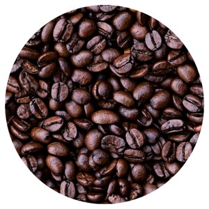 Puede incluir: Primer plano de un gran grupo de granos de café marrones oscuros.