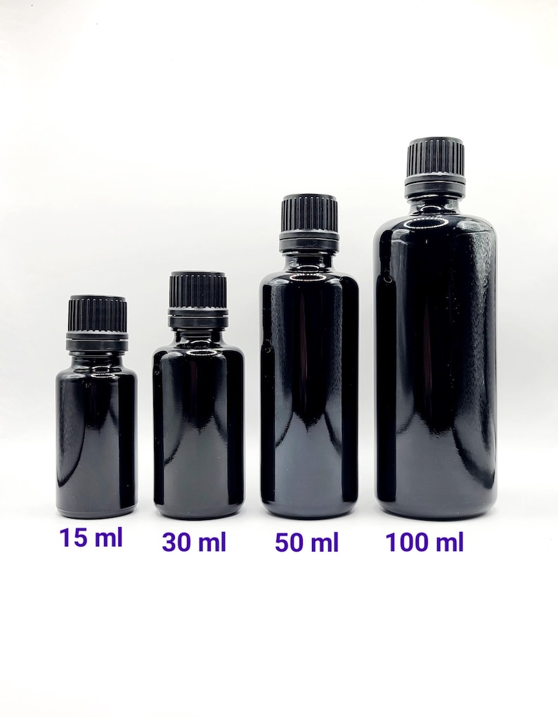 Peut inclure: Quatre flacons en verre noir avec des bouchons &agrave; vis noirs. Les flacons sont &eacute;tiquet&eacute;s avec leur volume en millilitres : 15 ml, 30 ml, 50 ml et 100 ml.