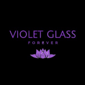 Peut inclure: Un logo violet avec le texte "VIOLET GLASS FOREVER" et une fleur de lotus violette paillet&eacute;e.
