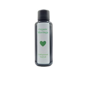 Pode incluir: Uma garrafa preta com um r&oacute;tulo branco que diz "Organic Moringa Cold pressed Seed oil" com um &iacute;cone de cora&ccedil;&atilde;o verde.