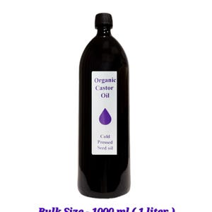 Peut inclure: Une bouteille en verre noir d'huile de ricin biologique, &eacute;tiquet&eacute;e "Organic Castor Oil", "Cold Pressed Seed Oil". La bouteille contient 1000 ml (1 litre) d'huile.
