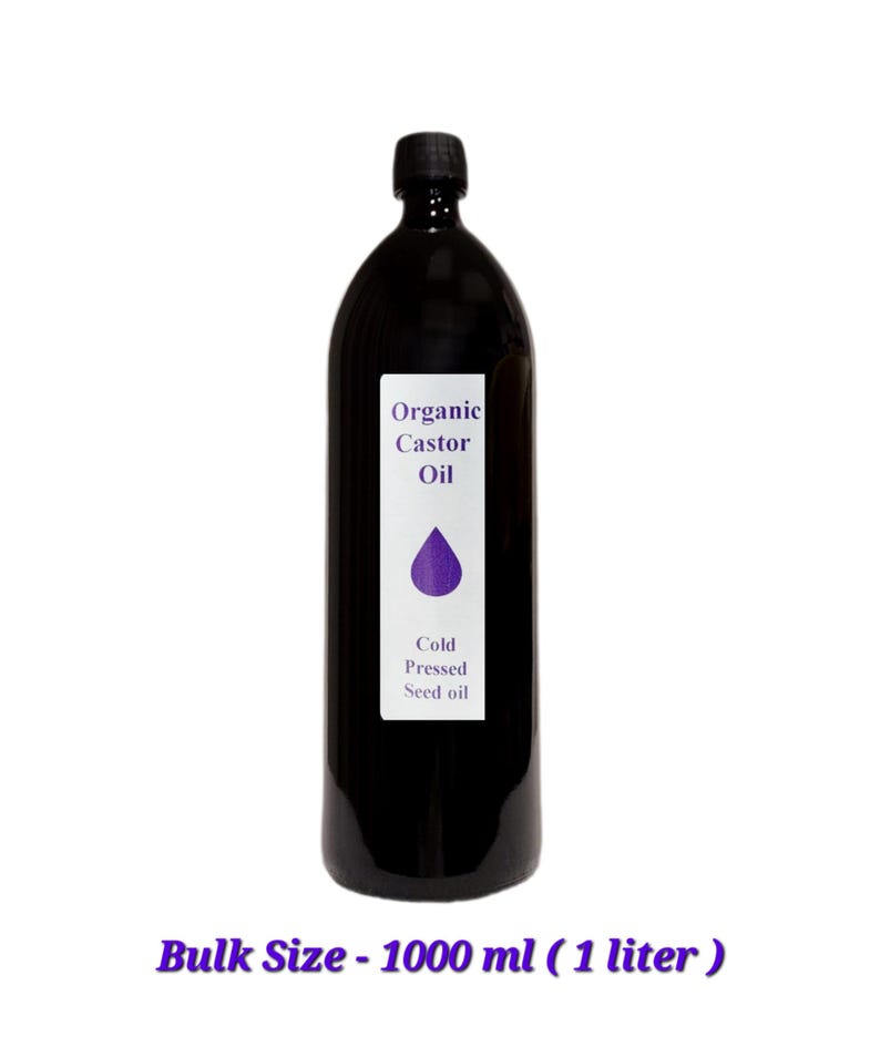 Peut inclure: Une bouteille en verre noir d'huile de ricin biologique, &eacute;tiquet&eacute;e "Organic Castor Oil", "Cold Pressed Seed Oil". La bouteille contient 1000 ml (1 litre) d'huile.