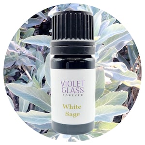 Könnte beinhalten: Eine kleine, dunkelbraune Glasflasche mit schwarzem Verschluss. Die Flasche ist mit "Violet Glass Forever" und "White Sage" beschriftet.