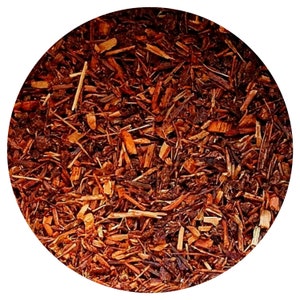 Peut inclure: Gros plan sur du thé rouge rooibos en feuilles. Le thé est fait à partir des feuilles de la plante Aspalathus linearis, originaire d'Afrique du Sud.