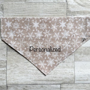 Bandana navideña festiva con copos de nieve en color beige personalizada: a presión, sobre el cuello o atada