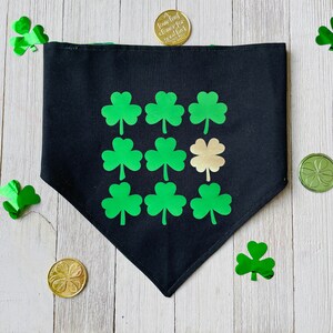 Bandana personnalisé pour animal de compagnie trèfle à quatre feuilles - chouchou/élastique, pression, noué ou par-dessus le collier