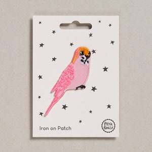 Roze parkiet opstrijkbare geborduurde patch voor het personaliseren van kleding en accessoires.