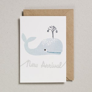 Carte de voeux faite main de félicitations de nouveau bébé, illustration vintage de baleine bleue.