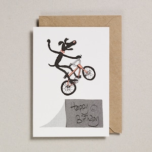 Tarjeta de cumpleaños de perro en bicicleta BMX, impresión risográfica, divertida tarjeta con humor de perro, ilustrada por Rusty Studio.