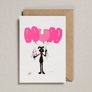 Carte de voeux pour maman chien tenant des fleurs, risographie imprimée, carte d'humour chien drôle, illustrée par Rusty Studio.