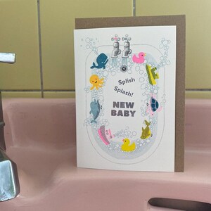 Biglietto di auguri fatto a mano con congratulazioni per il nuovo nato, illustrazione di giocattoli da bagnetto per neonati.