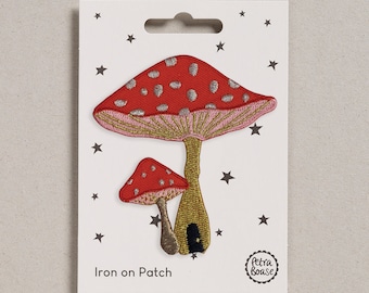 Naszywka haftowana Toadstool do prasowania, służąca do personalizacji i recyklingu ubrań.