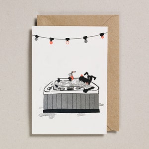 Biglietto d'auguri con cane nella vasca idromassaggio, stampato in Risograph, divertente biglietto umoristico con cani, illustrato da Rusty Studio.