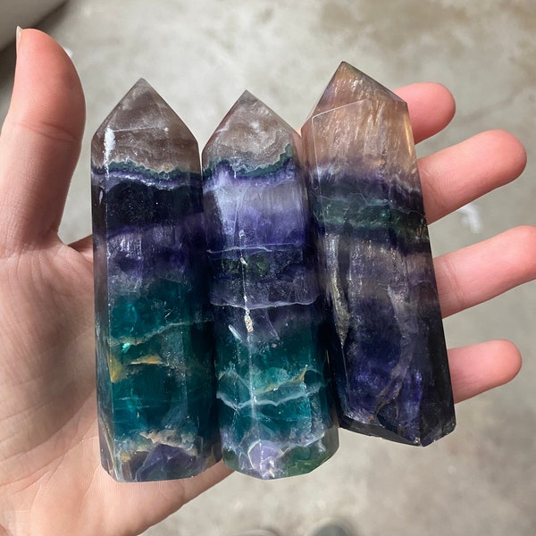 Fluorite Wand Point cristal minéral vert violet