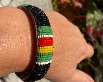 bracelet ethnique perles de rocaille sur cuir