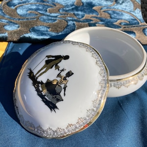 Bonbonnière en porcelaine blanche