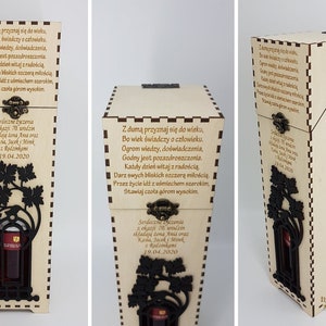 Puede incluir: Una caja de madera con tapa con bisagras y un diseño recortado de una vid con hojas. La caja está grabada con un mensaje en polaco que dice: "Z dumą przyznaj się do wieku, Bo wiek świadczy o człowieku. Ogrom wiedzy, doświadczenia, Godny jest pozazdroszczenia. Każdy dzień witaj z radością, Darz swych bliskich szczerą miłością. Przez życie idź z uśmiechem szerokim, Stawiaj czoła górom wysokim. Serdeczne życzenia z okazji 70 urodzin składają żona Ania oraz Kana, Jacek i Mirek Rodzinkami 19.04.2020"