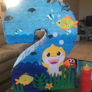 Número Baby Shark piñata