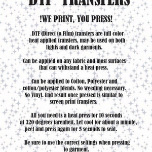 Op de afbeelding: DTF-transfers: Wij printen, u perst! Een witte achtergrond met zwarte tekst die uitlegt hoe je Direct to Film-transfers kunt gebruiken voor zowel lichte als donkere kleding. De tekst legt ook uit dat de transfers kunnen worden toegepast op katoen, polyester en katoen/polyester-mengsels. Geen onkruid verwijderen nodig. De transfers lijken op zeefdruktransfers.