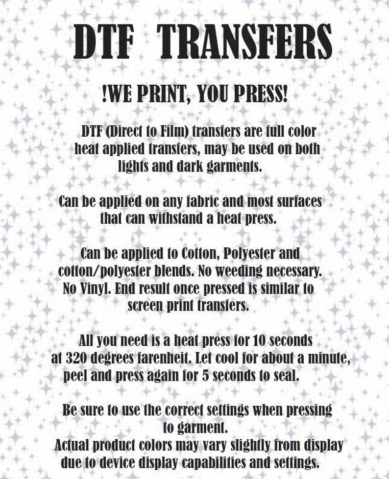 Op de afbeelding: DTF-transfers: Wij printen, u perst! Een witte achtergrond met zwarte tekst die uitlegt hoe je Direct to Film-transfers kunt gebruiken voor zowel lichte als donkere kleding. De tekst legt ook uit dat de transfers kunnen worden toegepast op katoen, polyester en katoen/polyester-mengsels. Geen onkruid verwijderen nodig. De transfers lijken op zeefdruktransfers.