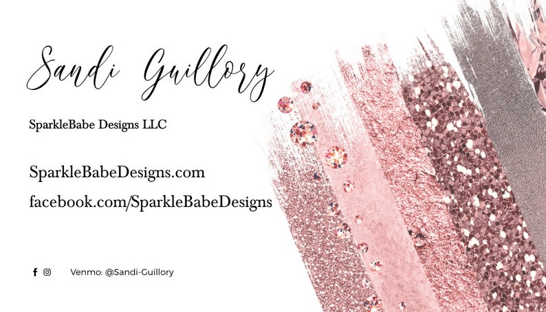 Op de afbeelding: Een visitekaartje met een roze en zilveren glitterachtergrond. De tekst op de kaart luidt "Sandi Guillory", "SparkleBabe Designs LLC", "SparkleBabeDesigns.com", "facebook.com/SparkleBabeDesigns" en "Venmo: @Sandi-Guillory".