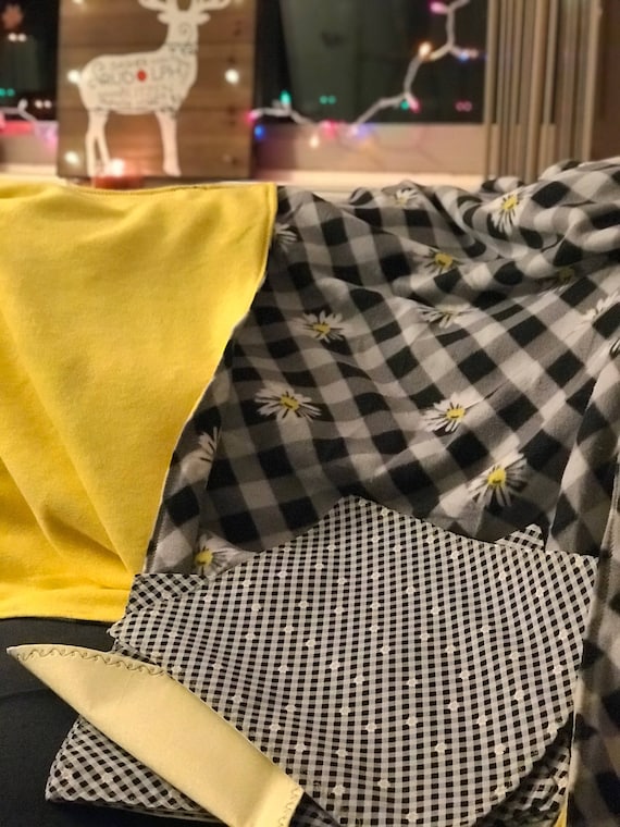 Daisy Checkered Fleece Blanket | Etsy Fleece pillowcase | Etsy