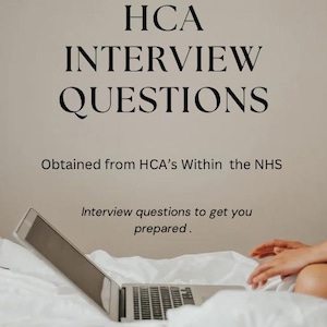 Puede incluir: Portada de un libro electrónico con un portátil en una cama blanca, titulado "HCA Interview Questions" y "Obtained from HCA's Within the NHS". El subtítulo dice "Interview questions to get you prepared." El autor es Adeola Akin, Registered Nurse Associate.