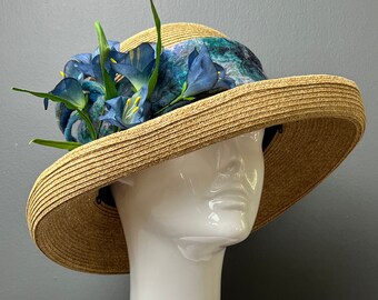 Paper straw hat with vintage flowers