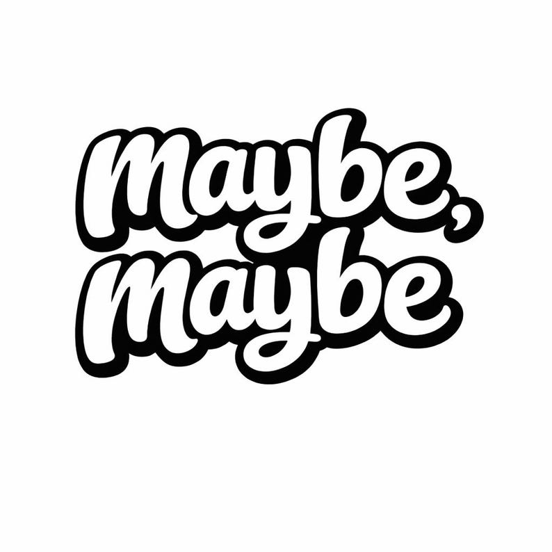 Pu&ograve; includere: Grafica in bianco e nero con le parole "Maybe, Maybe" in un carattere corsivo audace. Il testo ha un riempimento bianco con un contorno nero spesso, su uno sfondo bianco. Il design &egrave; semplice e accattivante.