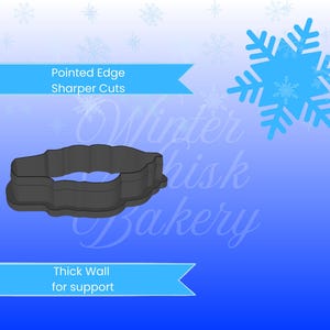 Pu&ograve; includere: Un tagliabiscotti grigio scuro con un bordo ondulato, progettato per la cottura. L'immagine include il testo "Pointed Edge Sharper Cuts" e "Thick Wall for support". &Egrave; presente anche una grafica a fiocco di neve blu.