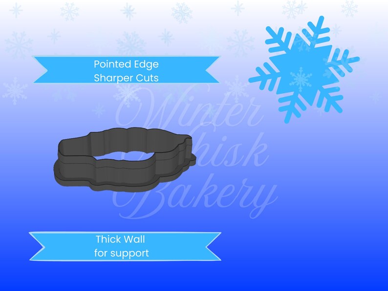 Pu&ograve; includere: Un tagliabiscotti grigio scuro con un bordo ondulato, progettato per la cottura. L'immagine include il testo "Pointed Edge Sharper Cuts" e "Thick Wall for support". &Egrave; presente anche una grafica a fiocco di neve blu.