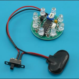 Può includere: Una tazza di ceramica bianca con manico nero e la scritta "But First, Coffee" in nero, in grassetto. La tazza è appoggiata su una superficie bianca. La tazza è alta circa 10 cm.