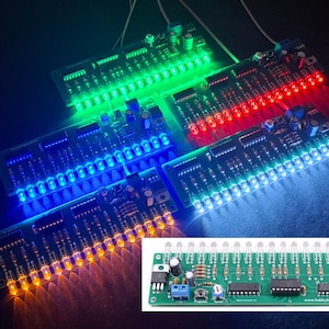 Può includere: Schede di circuiti elettronici con file di luci LED multicolore. Le schede mostrano luci verdi, rosse, blu e arancioni. È visibile anche una scheda di circuito più piccola con il testo "www.hobbykit.eu".
