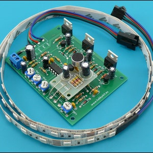 Peut inclure: Une carte de circuit imprimé verte avec un microphone et des fils connectés à une bande de LED. La carte de circuit imprimé porte l'inscription "www.hobbykit.eu".