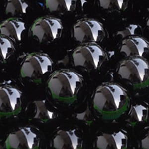 Könnte beinhalten: Eine große Gruppe schwarzer Glaskugeln. Die Kugeln sind glatt und glänzend und in einem zufälligen Muster angeordnet.