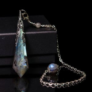 AAAAA Labradorite Quartz Pendulum/Dowsing Tool for Chakra/Reiki/Balancing/Meditation/Crystal Pendulum/Divination Tool/Pray to God/read photo