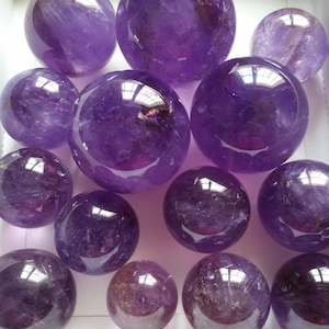 Beste Amethyst-Kugel / Amethyst-Kristallkugel / Amethystkugel / Quarzkugel (Größe: 20 mm, 30 mm, 40 mm, 50 mm, 60 mm, 70 mm, 80 mm, 90 mm, 100 mm, kundenspezifische Größen)