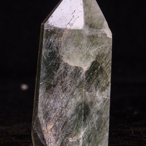 Natürlicher klarer grüner Phantomkristallquarzturm / klarer Quarzpunkt / Phantomquarzpunkt / Kristallprobe / Anhänger / Halskette / Schmuck / Dekor