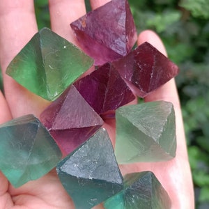 Natürliche Fluorit-Oktaederdiamantform, Rautenfluoritblock, lila Energieedelstein, Heilungsenergiekörper, spirituelle Heilung 15-30 mm, Geschenk