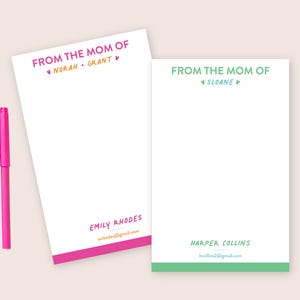 Puede incluir: Dos blocs de notas blancos con texto, uno con detalles en rosa y otro en verde. El bloc de notas rosa dice "FROM THE MOM OF NORAH & GRANT" y "EMILY RHODES". El bloc de notas verde dice "FROM THE MOM OF SLOANE" y "HARPER COLLINS". Dos rotuladores, rojo y rosa, junto a los blocs.