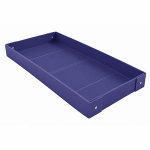 K&ouml;nnte beinhalten: Ein rechteckiges violettes Tablett mit erh&ouml;hten Seiten und einer glatten, flachen Innenfl&auml;che. Das Tablett weist sichtbare wei&szlig;e N&auml;hte entlang der Kanten und Ecken auf, wobei kleine silberfarbene Metallnieten die Ecken der Struktur sichern.